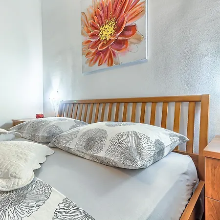 Sunny Vesna Apartment *